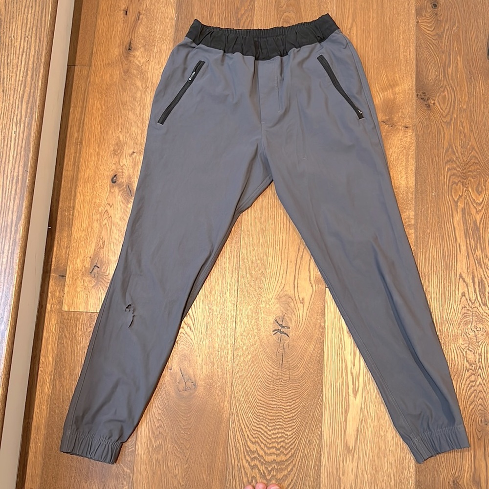 Lululemon Men’s Grey/Black Joggers Size M - small rip in knee